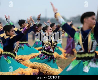 (180208) -- PAMPANGA, 8 febbraio 2018 -- i ballerini si esibiscono durante il 22° Philippine International Balloon Festival nella provincia di Pampanga, Filippine, 8 febbraio 2018. L'evento annuale di quattro giorni presenta mongolfiere di diverse forme. ) (Jmmn) FILIPPINE-PAMPANGA-MONGOLFIERA ROUELLExUMALI PUBLICATIONxNOTxINxCHN Foto Stock