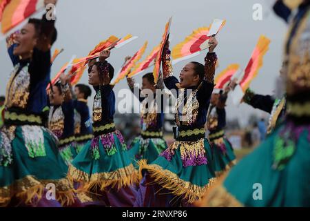 (180208) -- PAMPANGA, 8 febbraio 2018 -- i ballerini si esibiscono durante il 22° Philippine International Balloon Festival nella provincia di Pampanga, Filippine, 8 febbraio 2018. L'evento annuale di quattro giorni presenta mongolfiere di diverse forme. ) (Jmmn) FILIPPINE-PAMPANGA-MONGOLFIERA ROUELLExUMALI PUBLICATIONxNOTxINxCHN Foto Stock