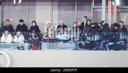 (180209) -- PYEONGCHANG, 9 febbraio 2018 -- l'inviato speciale del presidente cinese Xi Jinping Han Zheng, anche membro del Comitato permanente dell'Ufficio politico del Comitato centrale del Partito Comunista Cinese, suona mentre partecipa alla cerimonia di apertura dei XXIII Giochi Olimpici invernali a PyeongChang, Corea del Sud, 9 febbraio 2018. ) (ZKR) COREA DEL SUD-CINA-HAN ZHENG-OLIMPIADI INVERNALI-CERIMONIA DI APERTURA LIXGANG PUBLICATIONXNOTXINXCHN Foto Stock