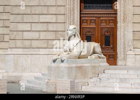 Un quadro della scultura della sfinge all'esterno dell'Opera di Stato ungherese. Foto Stock