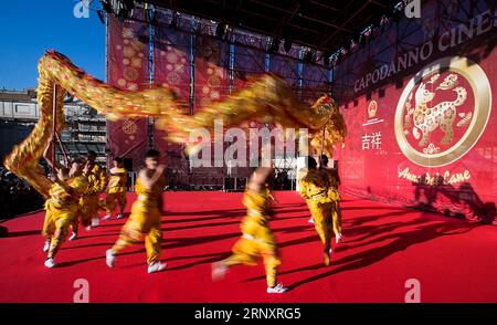 (180210) -- ROMA, 10 febbraio 2018 -- gli artisti suonano l'opera Wuju per celebrare il prossimo Capodanno lunare cinese in Piazza del popolo di Roma, Italia, 10 febbraio 2018. ) ITALIA-ROMA-CINESE LUNAR CAPODANNO-CELEBRAZIONE JINXYU PUBLICATIONXNOTXINXCHN Foto Stock