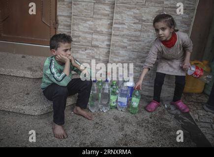 (180211) -- GAZA, 11 febbraio 2018 -- bambini palestinesi aspettano di riempire le bottiglie di acqua potabile dai rubinetti pubblici del campo profughi di al-Nusirat nella striscia di Gaza, il 10 febbraio 2018. La situazione idrica è peggiorata da quando Israele ha imposto un blocco alla striscia di Gaza. ) (Zcc) SITUAZIONE IDRICA MIDEAST-GAZA WissamxNassar PUBLICATIONxNOTxINxCHN Foto Stock