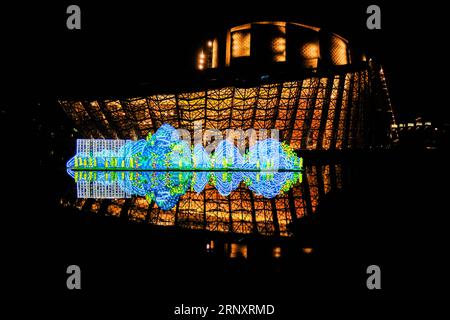 (180211) -- PECHINO, 11 febbraio 2018 -- foto scattata l'8 febbraio 2018 mostra lo scenario delle lanterne e i loro riflessi sull'acqua durante uno spettacolo di lanterne a Wuzhen, nella provincia dello Zhejiang nella Cina orientale. Lo spettacolo delle lanterne durerà fino al 2 marzo. ) XINHUA FOTO SCELTE SETTIMANALI XuxYu PUBLICATIONxNOTxINxCHN Foto Stock