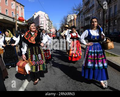 (180211) -- LISBONA, 11 febbraio 2018 -- artisti portoghesi si esibiscono per strada durante la celebrazione del capodanno cinese a Lisbona, capitale del Portogallo, il 10 febbraio 2018. )(yk) PORTOGALLO-LISBONA-CELEBRAZIONE DEL CAPODANNO CINESE ZhangxLiyun PUBLICATIONxNOTxINxCHN Foto Stock