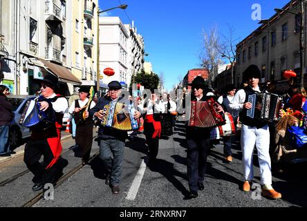 (180211) -- LISBONA, 11 febbraio 2018 -- artisti portoghesi si esibiscono per strada durante la celebrazione del capodanno cinese a Lisbona, capitale del Portogallo, il 10 febbraio 2018. )(yk) PORTOGALLO-LISBONA-CELEBRAZIONE DEL CAPODANNO CINESE ZhangxLiyun PUBLICATIONxNOTxINxCHN Foto Stock