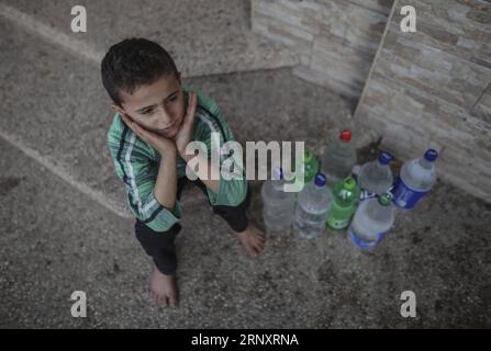 (180211) -- GAZA, 11 febbraio 2018 -- Un ragazzo palestinese aspetta di riempire le bottiglie di acqua potabile dai rubinetti pubblici del campo profughi di al-Nusirat nella striscia di Gaza, il 10 febbraio 2018. La situazione idrica è peggiorata da quando Israele ha imposto un blocco alla striscia di Gaza. ) (Zcc) SITUAZIONE IDRICA MIDEAST-GAZA WissamxNassar PUBLICATIONxNOTxINxCHN Foto Stock