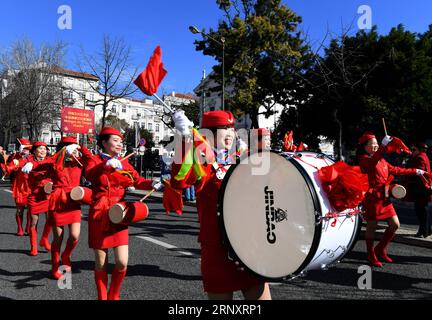 (180211) -- LISBONA, 11 febbraio 2018 -- gli artisti cinesi marciano per strada durante la felice celebrazione del capodanno cinese a Lisbona, capitale del Portogallo, il 10 febbraio 2018. )(yk) PORTOGALLO-LISBONA-CELEBRAZIONE DEL CAPODANNO CINESE ZhangxLiyun PUBLICATIONxNOTxINxCHN Foto Stock