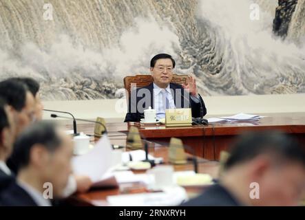 (180211) -- PECHINO, 11 febbraio 2018 -- Zhang Dejiang, presidente del comitato permanente del Congresso nazionale del popolo (NPC), presiede una riunione del presidente e dei vicepresidenti del comitato permanente dell'NPC, a Pechino, capitale della Cina, 11 febbraio 2018. La 33a sessione del Comitato permanente del 12° NPC si riunirà dal 23 al 24 febbraio. ) (Lb) CHINA-BEIJING-NPC-ZHANG DEJIANG-MEETING (CN) LiuxWeibing PUBLICATIONxNOTxINxCHN Foto Stock