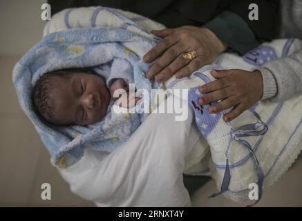 (180211) -- GAZA, 11 febbraio 2018 -- Un neonato palestinese viene visto all'interno di un ospedale nella città di Gaza, l'11 febbraio 2018. Il bambino di prova, chiamato Mujahid, è nato con lo sperma di contrabbando di suo padre condannato per sette anni nella prigione israeliana. Molte donne palestinesi con mariti che prestano servizio a lungo termine nelle carceri israeliane hanno fatto ricorso a furtivare spermatozoi e rimanere incinte. ) MIDEAST-GAZA-CONTRABBANDO DI SPERMATOZOI WissamxNassar PUBLICATIONxNOTxINxCHN Foto Stock