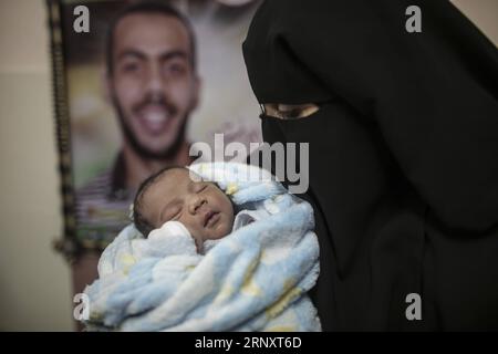 (180211) -- GAZA, 11 febbraio 2018 -- Una donna palestinese tiene il suo neonato in un ospedale a Gaza City, l'11 febbraio 2018. Il bambino di prova, chiamato Mujahid, è nato con lo sperma di contrabbando di suo padre condannato per sette anni nella prigione israeliana. Molte donne palestinesi con mariti che prestano servizio a lungo termine nelle carceri israeliane hanno fatto ricorso a furtivare spermatozoi e rimanere incinte. ) MIDEAST-GAZA-CONTRABBANDO DI SPERMATOZOI WissamxNassar PUBLICATIONxNOTxINxCHN Foto Stock