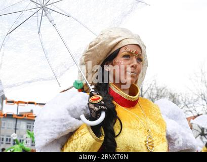 (180211) -- BRUXELLES, 11 febbraio 2018 -- Un festaiolo partecipa alla 90a sfilata di carnevale ad Aalst, a circa 30 chilometri a nord-ovest da Bruxelles, capitale del Belgio, l'11 febbraio 2018. Migliaia di festaioli hanno partecipato all'annuale Carnevale di Aalst di domenica, che è stato iscritto nella Lista rappresentativa del patrimonio culturale immateriale dell'umanità dall'UNESCO nel 2010. ) BELGIUM-AALST-CARNIVAL-PARADE YexPingfan PUBLICATIONxNOTxINxCHN Foto Stock