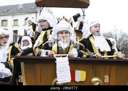 (180211) -- BRUXELLES, 11 febbraio 2018 -- i festaioli partecipano alla 90a sfilata di carnevale ad Aalst, a circa 30 chilometri a nord-ovest da Bruxelles, capitale del Belgio, l'11 febbraio 2018. Migliaia di festaioli hanno partecipato all'annuale Carnevale di Aalst di domenica, che è stato iscritto nella Lista rappresentativa del patrimonio culturale immateriale dell'umanità dall'UNESCO nel 2010. ) BELGIUM-AALST-CARNIVAL-PARADE YexPingfan PUBLICATIONxNOTxINxCHN Foto Stock