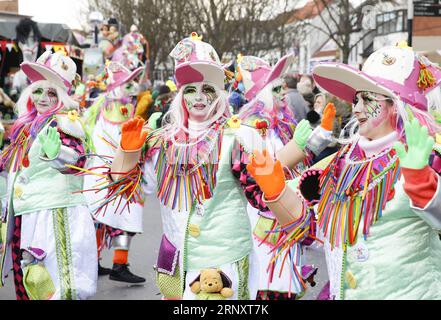 (180211) -- BRUXELLES, 11 febbraio 2018 -- i festaioli partecipano alla 90a sfilata di carnevale ad Aalst, a circa 30 chilometri a nord-ovest da Bruxelles, capitale del Belgio, l'11 febbraio 2018. Migliaia di festaioli hanno partecipato all'annuale Carnevale di Aalst di domenica, che è stato iscritto nella Lista rappresentativa del patrimonio culturale immateriale dell'umanità dall'UNESCO nel 2010. ) BELGIUM-AALST-CARNIVAL-PARADE YexPingfan PUBLICATIONxNOTxINxCHN Foto Stock