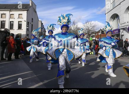 (180211) -- BRUXELLES, 11 febbraio 2018 -- i festaioli partecipano alla 90a sfilata di carnevale ad Aalst, a circa 30 chilometri a nord-ovest da Bruxelles, capitale del Belgio, l'11 febbraio 2018. Migliaia di festaioli hanno partecipato all'annuale Carnevale di Aalst di domenica, che è stato iscritto nella Lista rappresentativa del patrimonio culturale immateriale dell'umanità dall'UNESCO nel 2010. ) BELGIUM-AALST-CARNIVAL-PARADE YexPingfan PUBLICATIONxNOTxINxCHN Foto Stock