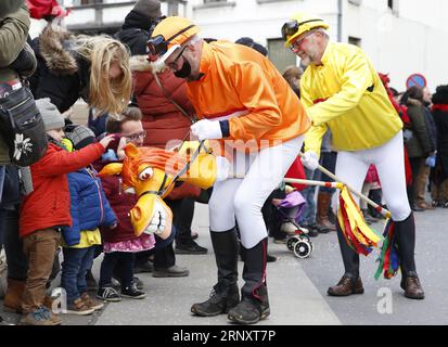 (180211) -- BRUXELLES, 11 febbraio 2018 -- i festaioli interagiscono con i bambini durante la 90a sfilata di carnevale ad Aalst, a circa 30 chilometri a nord-ovest da Bruxelles, capitale del Belgio, l'11 febbraio 2018. Migliaia di festaioli hanno partecipato all'annuale Carnevale di Aalst di domenica, che è stato iscritto nella Lista rappresentativa del patrimonio culturale immateriale dell'umanità dall'UNESCO nel 2010. ) BELGIUM-AALST-CARNIVAL-PARADE YexPingfan PUBLICATIONxNOTxINxCHN Foto Stock