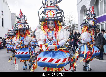 (180211) -- BRUXELLES, 11 febbraio 2018 -- i festaioli partecipano alla 90a sfilata di carnevale ad Aalst, a circa 30 chilometri a nord-ovest da Bruxelles, capitale del Belgio, l'11 febbraio 2018. Migliaia di festaioli hanno partecipato all'annuale Carnevale di Aalst di domenica, che è stato iscritto nella Lista rappresentativa del patrimonio culturale immateriale dell'umanità dall'UNESCO nel 2010. ) BELGIUM-AALST-CARNIVAL-PARADE YexPingfan PUBLICATIONxNOTxINxCHN Foto Stock