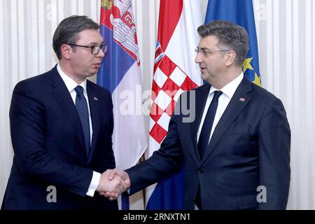 (180212) -- ZAGABRIA, 12 febbraio 2018 -- il primo ministro croato Andrej Plenkovic (R) stringe la mano al presidente serbo in visita Aleksandar Vucic a Zagabria, Croazia, il 12 febbraio 2018. ) (lrz) CROAZIA-ZAGABRIA-PRESIDENTE SERBO-VISITA PatrikxMacek PUBLICATIONxNOTxINxCHN Foto Stock