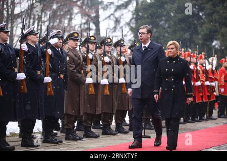 (180212) -- ZAGABRIA, 12 febbraio 2018 -- il presidente croato Kolinda Grabar-Kitarovic (1° R, fronte) e il presidente serbo in visita Aleksandar Vucic (2° R, fronte) esaminano la guardia d'onore durante una cerimonia di benvenuto a Zagabria, Croazia, il 12 febbraio 2018. I presidenti di Croazia e Serbia si sono impegnati lunedì a lavorare per alleviare le tensioni tra i due paesi vicini, derivanti da una sanguinosa rottura della ex Jugoslavia negli anni '1990, tra le proteste dei veterani di guerra croati. ) CROAZIA-ZAGABRIA-PRESIDENTE SERBO-VISITA IgorxSoban PUBLICATIONxNOTxINxCHN Foto Stock