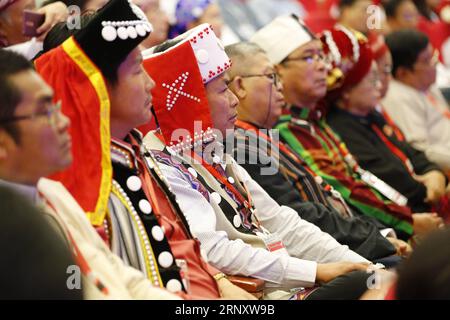 (180213) -- NAY PYI TAW, 13 febbraio 2018 -- i rappresentanti dei gruppi etnici del Myanmar partecipano alla cerimonia di firma dell'accordo di cessate il fuoco a livello nazionale presso il Myanmar International Convention Center (MICC) a Nay Pyi Taw, Myanmar, 13 febbraio 2108. Il governo del Myanmar e altri due gruppi etnici armati hanno firmato l'accordo di cessate il fuoco a livello nazionale (NCA) a Nay Pyi Taw martedì. ) (SRB) MYANMAR-NAY PYI TAW-NATIONAL CESSATE IL FUOCO CERIMONIA DI FIRMA DELL'ACCORDO UXAUNG PUBLICATIONXNOTXINXCHN Foto Stock