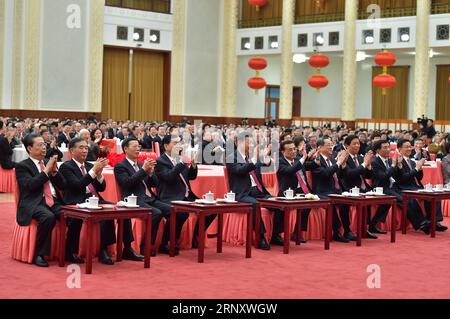 (180214) -- PECHINO, 14 febbraio 2018 -- il presidente cinese Xi Jinping (5° L, fronte) e altri leader di alto livello, tra cui li Keqiang (5° R, fronte), Zhang Dejiang (4° L, fronte), Yu Zhengsheng (4° R, fronte), Zhang Gaoli (3° L, fronte), li Zhanshu (3° R, fronte), Wang Yang (2° L, fronte), Wang Huning (2nd R, front), Zhao Leji (1st L, front) e Han Zheng (1st R, front) assistono ad un ricevimento del festival presso la sala grande del popolo a Pechino, capitale della Cina, 14 febbraio 2018. XI Jinping, a nome del Comitato centrale del PCC e del Consiglio di Stato, ha esteso i saluti del Festival di Primavera a tutti i peo cinesi Foto Stock