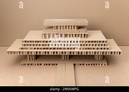 Modello di casa in cartone architettonico di base in tre dimensioni, ricavato dal materiale di imballaggio riciclato. gli studenti presentano il loro lavoro in 3rd ar Foto Stock