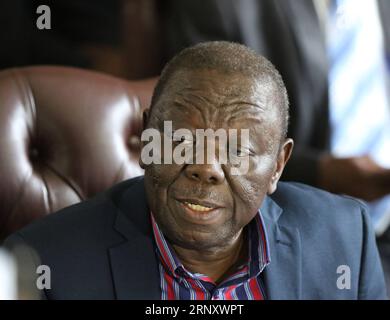 (180214) -- HARARE, 14 febbraio 2018 -- la foto del file scattata il 16 novembre 2017 mostra che il principale leader dell'opposizione dello Zimbabwe, Morgan Tsvangirai, parla ai media di Harare, capitale dello Zimbabwe. Il principale leader dell'opposizione dello Zimbabwe Morgan Tsvangirai, che combatte contro il cancro al colon, è morto in un ospedale sudafricano il 14 febbraio 2018. ZIMBABWE-LEADER DELL'OPPOSIZIONE-TSVANGIRAI-DEATH Stringer PUBLICATIONxNOTxINxCHN Foto Stock