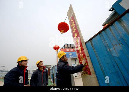 (180215) -- XI AN, 15 febbraio 2018 -- i lavoratori hanno messo distici sulla porta per celebrare il Festival di Primavera nel cantiere della linea 4 della metropolitana Xi An a Xi An, provincia dello Shaanxi della Cina nord-occidentale, 15 febbraio 2018. I costruttori della metropolitana si sono bloccati al loro posto il primo giorno della festa del Festival di Primavera. (mp) CHINA-SHAANXI-XI AN-SUBWAY-COSTRUTTORE (CN) LiuxXiao PUBLICATIONxNOTxINxCHN Foto Stock