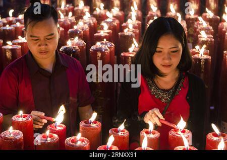 (180216) -- BANDUNG (INDONESIA), 16 febbraio 2018 -- persone incenso leggero durante il capodanno lunare cinese al tempio Dharma Ramsi di Bandung, Indonesia, il 16 febbraio 2018. ) INDONESIA-BANDUNG-CHINESE LUNAR CAPODANNO ANJARXSEPTIAWAN PUBLICATIONXNOTXINXCHN Foto Stock