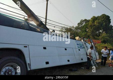 (180217) -- BANGKOK, 17 febbraio 2018 () -- foto scattata dal cellulare il 16 febbraio 2018 mostra il luogo dell'incidente di un autobus turistico che trasporta turisti cinesi nella provincia tailandese meridionale di Phang Nga, Thailandia. Secondo il consolato generale cinese di Songkhla, un autista thailandese è rimasto ucciso e 17 turisti cinesi sono rimasti feriti in un incidente di autobus turistico nella provincia meridionale della Thailandia di Phang Nga. () (gj) THAILANDIA-BANGKOK-TOUR BUS INCIDENTE Xinhua PUBLICATIONxNOTxINxCHN Foto Stock