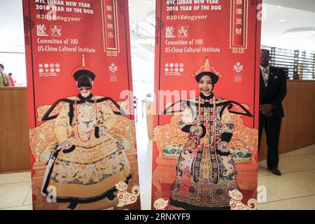 (180217) -- NEW YORK, 17 febbraio 2018 -- Carmen Freitas Wisbauer (L) e Julia Freitas Wisbauer dalla Germania posano per una foto con poster durante il giorno aperto degli studenti di Happy Chinese New Year: Fantastic Art China in New York, The United States, 16 febbraio 2018. Un giorno aperto di felice anno nuovo cinese: Fantastic Art China si è tenuto qui venerdì, il primo giorno dell'anno lunare cinese del cane, per offrire a studenti e residenti di New York l'opportunità di imparare e sperimentare la cultura cinese. Il Capodanno lunare cinese diventa una festa ufficiale nelle scuole pubbliche di New York dal 2016. ) (gj) U. Foto Stock