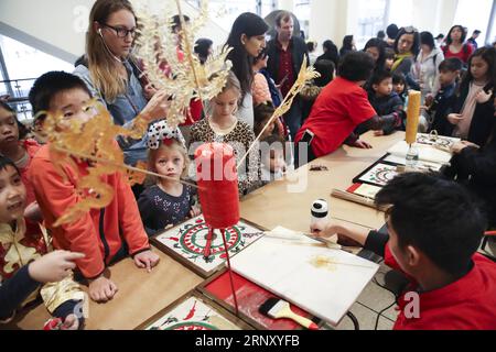 (180217) -- NEW YORK, 17 febbraio 2018 -- i bambini guardano gli artigiani che fanno dipinti di zucchero durante l'open day degli studenti di Happy Chinese New Year: Fantastic Art China a New York, Stati Uniti, 16 febbraio 2018. Un giorno aperto di felice anno nuovo cinese: Fantastic Art China si è tenuto qui venerdì, il primo giorno dell'anno lunare cinese del cane, per offrire a studenti e residenti di New York l'opportunità di imparare e sperimentare la cultura cinese. Il Capodanno lunare cinese diventa una festa ufficiale nelle scuole pubbliche di New York dal 2016. ) (GJ) U.S.-NEW YORK-LUNAR CELEBRAZIONE DEL NUOVO ANNO WANGXYING P Foto Stock