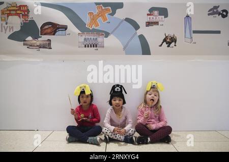 (180217) -- NEW YORK, 17 febbraio 2018 -- Girls Taste Sugar Paintings during the students open day of Happy Chinese New Year: Fantastic Art China in New York, The United States, 16 febbraio 2018. Un giorno aperto di felice anno nuovo cinese: Fantastic Art China si è tenuto qui venerdì, il primo giorno dell'anno lunare cinese del cane, per offrire a studenti e residenti di New York l'opportunità di imparare e sperimentare la cultura cinese. Il Capodanno lunare cinese diventa una festa ufficiale nelle scuole pubbliche di New York dal 2016. ) (gj) U.S.-NEW YORK-LUNAR CELEBRAZIONE DEL NUOVO ANNO WangxYing PUBLICATIONxNOTxINxCH Foto Stock