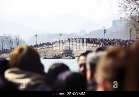 (180218) -- HANGZHOU, 18 febbraio 2018 -- i turisti visitano il Ponte Duanqiao, o il Ponte rotto, nell'area panoramica del Lago Ovest a Hangzhou, capitale della provincia dello Zhejiang della Cina orientale, 17 febbraio 2018. Il popolo cinese si gode la vacanza di una settimana per il Festival di Primavera, o il Capodanno lunare cinese, che è caduto il 16 febbraio di quest'anno. ) (Ry) CHINA-SPRING FESTIVAL-TOURISM (CN) LongxWei PUBLICATIONxNOTxINxCHN Foto Stock