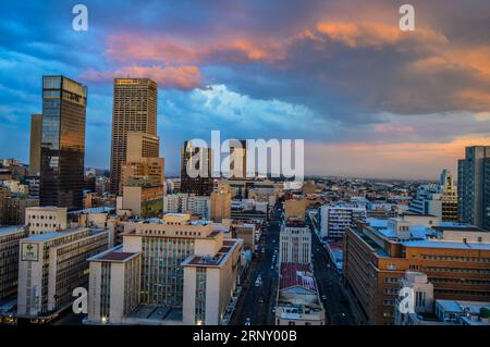 Bella città di Johannesburg skyline e hisgh torri e palazzi Foto Stock