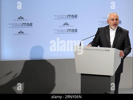 (180218) -- MONACO DI BAVIERA, 18 febbraio 2018 -- il ministro degli Esteri iraniano Javad Zarif interviene durante la 54a Conferenza di Monaco sulla sicurezza a Monaco, Germania, il 18 febbraio 2018. Il primo Ministro israeliano Benjamin Netanyahu e il Ministro degli Esteri iraniano Javad Zarif hanno litigato domenica qui alla 54a Conferenza di sicurezza di Monaco. ) (swt) GERMANIA-MONACO-MSC-IRAN-ISRAELE-BICKER LuoxHuanhuan PUBLICATIONxNOTxINxCHN Foto Stock