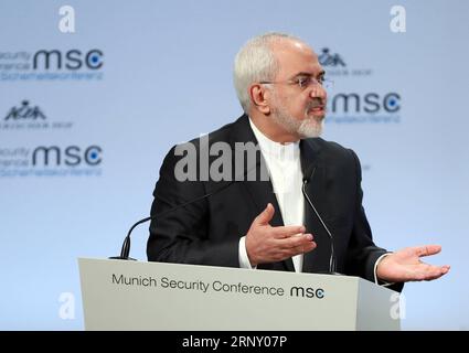 (180218) -- MONACO DI BAVIERA, 18 febbraio 2018 -- il ministro degli Esteri iraniano Javad Zarif interviene durante la 54a Conferenza di Monaco sulla sicurezza a Monaco, Germania, il 18 febbraio 2018. Il primo Ministro israeliano Benjamin Netanyahu e il Ministro degli Esteri iraniano Javad Zarif hanno litigato domenica qui alla 54a Conferenza di sicurezza di Monaco. ) (swt) GERMANIA-MONACO-MSC-IRAN-ISRAELE-BICKER LuoxHuanhuan PUBLICATIONxNOTxINxCHN Foto Stock