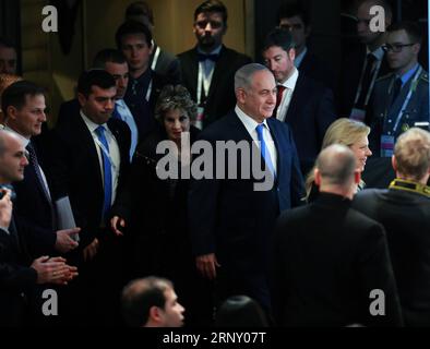 (180218) -- MONACO DI BAVIERA, 18 febbraio 2018 -- il primo ministro israeliano Benjamin Netanyahu (C) partecipa alla 54a Conferenza sulla sicurezza di Monaco di Baviera, in Germania, il 18 febbraio 2018. Il primo Ministro israeliano Benjamin Netanyahu e il Ministro degli Esteri iraniano Javad Zarif hanno litigato domenica qui alla 54a Conferenza di sicurezza di Monaco. ) (swt) GERMANIA-MONACO-MSC-IRAN-ISRAELE-BICKER LuoxHuanhuan PUBLICATIONxNOTxINxCHN Foto Stock