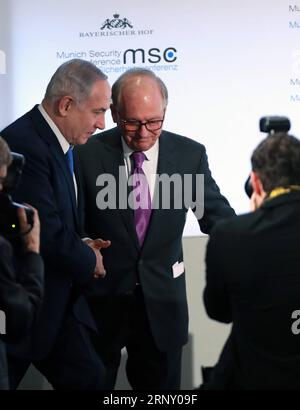 (180218) -- MONACO DI BAVIERA, 18 febbraio 2018 -- il primo ministro israeliano Benjamin Netanyahu (L) partecipa alla 54a Conferenza sulla sicurezza di Monaco di Baviera, in Germania, il 18 febbraio 2018. Il primo Ministro israeliano Benjamin Netanyahu e il Ministro degli Esteri iraniano Javad Zarif hanno litigato domenica qui alla 54a Conferenza di sicurezza di Monaco. ) (swt) GERMANIA-MONACO-MSC-IRAN-ISRAELE-BICKER LuoxHuanhuan PUBLICATIONxNOTxINxCHN Foto Stock