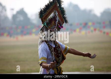 (180219) -- KATHMANDU, 19 febbraio 2018 -- Una ballerina mascherata si esibisce durante la celebrazione della giornata nazionale della democrazia a Tundikhel a Kathmandu, Nepal, 19 febbraio 2018. Il 68° giorno della democrazia era stato osservato lunedì con vari programmi in tutto il Nepal per commemorare il giorno in cui la nazione ha raggiunto la libertà dal regime di Rana. ) (srb) NEPAL-KATHMANDU-NATIONAL DEMOCRACY DAY SunilxSharma PUBLICATIONxNOTxINxCHN Foto Stock