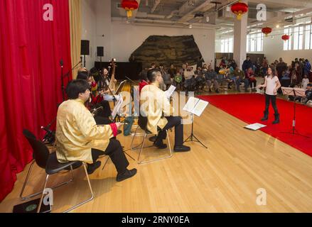 (180219) -- TORONTO, 19 febbraio 2018 -- Una ragazza (R) si esibisce con un'orchestra cinese come direttore durante l'evento Toronto Happy Chinese New Year Reception & Family Day Weekend del 2018 al Royal Ontario Museum (ROM) di Toronto, Canada, 18 febbraio 2018. Questo evento annuale di Capodanno cinese ha avuto inizio domenica per attirare centinaia di visitatori per festeggiare il capodanno cinese del cane al Royal Ontario Museum di Toronto. ) (srb) CANADA-TORONTO-CAPODANNO CINESE-MUSEO CELEBRAZIONE ZouxZheng PUBLICATIONxNOTxINxCHN Foto Stock