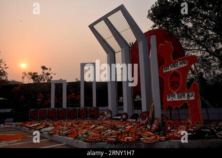 (180221) -- DACCA, 21 febbraio 2018 -- foto scattata il 21 febbraio 2018 mostra il monumento nazionale del Bangladesh a Dacca, Bangladesh. Centinaia di migliaia di visitatori hanno posato ghirlande e mazzi di fiori al monumento commemorativo Bangladesh Central Language Martyrs Memorial, nella capitale Dacca, mercoledì in mezzo a una stretta sicurezza. L'Organizzazione delle Nazioni Unite per l'educazione, la scienza e la cultura (UNESCO) ha dichiarato il 21 febbraio come giornata internazionale della lingua madre.) (Whw) BANGLADESH-DACCA-INT L GIORNO DELLA LINGUA MADRE Salimxreza PUBLICATIONxNOTxINxCHN Foto Stock