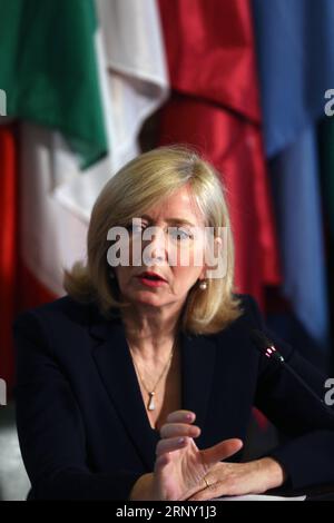 (180221) -- ATENE, 21 febbraio 2018 -- il Mediatore europeo Emily o Reilly tiene una conferenza stampa ad Atene, in Grecia, il 21 febbraio 2018, chiedendo maggiore assistenza alla Grecia da parte di altri stati membri dell'UE per affrontare la crisi dei rifugiati-migranti. ) GRECIA-ATENE-CONFERENZA STAMPA-CRISI DEI RIFUGIATI MARIOSXLOLOS PUBLICATIONXNOTXINXCHN Foto Stock