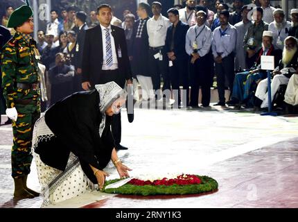 (180221) -- DACCA, 21 febbraio 2018 () -- il primo ministro del Bangladesh Sheikh Hasina (2nd L) rende omaggio ai martiri linguistici ponendo corone nel monumento nazionale del Bangladesh a Dacca, Bangladesh, 21 febbraio 2018. Centinaia di migliaia di visitatori hanno posato ghirlande e mazzi di fiori al monumento commemorativo Bangladesh Central Language Martyrs Memorial, nella capitale Dacca, mercoledì in mezzo a una stretta sicurezza. L'Organizzazione delle Nazioni Unite per l'educazione, la scienza e la cultura (UNESCO) ha dichiarato il 21 febbraio come giornata internazionale della lingua madre.() (whw) BANGLADESH-DHAKA-INT L GIORNATA DELLA LINGUA MADRE xinhua P. Foto Stock