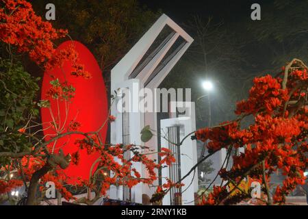 (180221) -- DACCA, 21 febbraio 2018 -- foto scattata il 21 febbraio 2018 mostra il monumento nazionale del Bangladesh a Dacca, Bangladesh. Centinaia di migliaia di visitatori hanno posato ghirlande e mazzi di fiori al monumento commemorativo Bangladesh Central Language Martyrs Memorial, nella capitale Dacca, mercoledì in mezzo a una stretta sicurezza. L'Organizzazione delle Nazioni Unite per l'educazione, la scienza e la cultura (UNESCO) ha dichiarato il 21 febbraio come giornata internazionale della lingua madre.) (Whw) BANGLADESH-DACCA-INT L GIORNO DELLA LINGUA MADRE Salimxreza PUBLICATIONxNOTxINxCHN Foto Stock