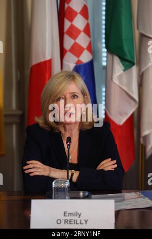 (180221) -- ATENE, 21 febbraio 2018 -- il Mediatore europeo Emily o Reilly tiene una conferenza stampa ad Atene, in Grecia, il 21 febbraio 2018, chiedendo maggiore assistenza alla Grecia da parte di altri stati membri dell'UE per affrontare la crisi dei rifugiati-migranti. ) GRECIA-ATENE-CONFERENZA STAMPA-CRISI DEI RIFUGIATI MARIOSXLOLOS PUBLICATIONXNOTXINXCHN Foto Stock