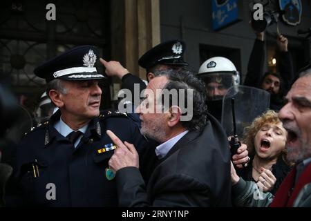 (180221) -- ATENE, 21 febbraio 2018 -- i manifestanti manifestano contro le aste di proprietà precluse al di fuori di un ufficio notarile ad Atene, Grecia, il 21 febbraio 2018. Le autorità greche accelereranno le aste di proprietà precluse, che sono condotte solo elettronicamente a partire da mercoledì, secondo la nuova legge votata dal parlamento il mese scorso. Oltre 1.700 aste erano state programmate fino a mercoledì per avere luogo nelle prossime settimane tramite una speciale piattaforma elettronica istituita in collaborazione con le associazioni di notai di tutta la Grecia . ) GRECIA-ATENE-PROPRIETÀ PRECLUSE-ASTE-PROTESTA MARIOS Foto Stock