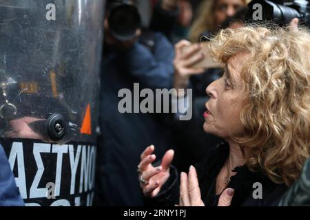 (180221) -- ATENE, 21 febbraio 2018 -- Una donna manifesta contro le aste di proprietà precluse al di fuori di uno studio notarile ad Atene, in Grecia, il 21 febbraio 2018. Le autorità greche accelereranno le aste di proprietà precluse, che sono condotte solo elettronicamente a partire da mercoledì, secondo la nuova legge votata dal parlamento il mese scorso. Oltre 1.700 aste erano state programmate fino a mercoledì per avere luogo nelle prossime settimane tramite una speciale piattaforma elettronica istituita in collaborazione con le associazioni di notai di tutta la Grecia . ) GRECIA-ATENE-PROPRIETÀ PRECLUSE-ASTE-PROTESTA MARIOSXL Foto Stock