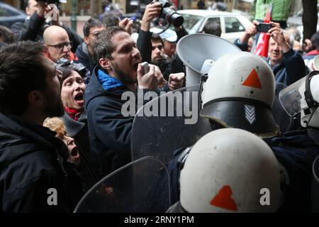 (180221) -- ATENE, 21 febbraio 2018 -- i manifestanti gridano slogan durante una manifestazione contro le aste di proprietà precluse al di fuori di uno studio notarile ad Atene, Grecia, il 21 febbraio 2018. Le autorità greche accelereranno le aste di proprietà precluse, che sono condotte solo elettronicamente a partire da mercoledì, secondo la nuova legge votata dal parlamento il mese scorso. Oltre 1.700 aste erano state programmate fino a mercoledì per avere luogo nelle prossime settimane tramite una speciale piattaforma elettronica istituita in collaborazione con le associazioni di notai di tutta la Grecia . ) GRECIA-ATENE-PROPRIETÀ PRECLUSA Foto Stock