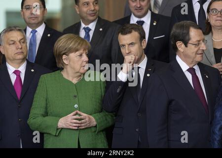 (180223) -- BRUXELLES, 23 febbraio 2018 -- il primo ministro ungherese Viktor Orban, il cancelliere tedesco Angela Merkel, il presidente francese Emmanuel Macron e il presidente cipriota Nicos Anastasiades (da L a R, fronte) si sono potuti per una foto di famiglia durante una conferenza di alto livello sul Sahel alla Commissione europea a Bruxelles, in Belgio, 23 febbraio 2018. La conferenza, copresieduta dall'Unione europea, dalle Nazioni Unite, dall'Unione africana e dal G5 Sahel, si concentrerà sul rafforzamento del sostegno internazionale ai paesi africani del Sahel nei settori della sicurezza e dello sviluppo, in particolare attraverso il G5 Sahel Joint F Foto Stock