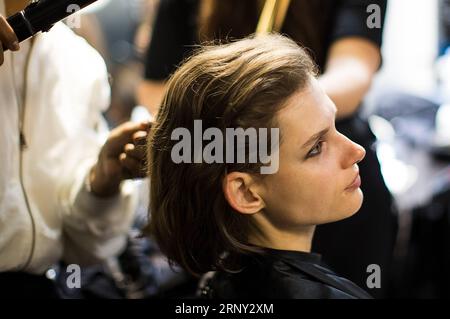 (180224) -- MILANO, 24 febbraio 2018 -- Una modella è vista dietro le quinte prima della collezione femminile Etro Autunno/Inverno 18/19 durante la Milano Fashion Week a Milano, Italia, 23 febbraio 2018. La settimana della moda milanese, iniziata martedì, durerà fino al 26 febbraio. ) (zy) ITALIA-MILANO-FASHION-ETRO JinxYu PUBLICATIONxNOTxINxCHN Foto Stock